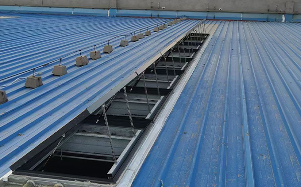 某城市大型商业综合体中庭环县排烟窗工程